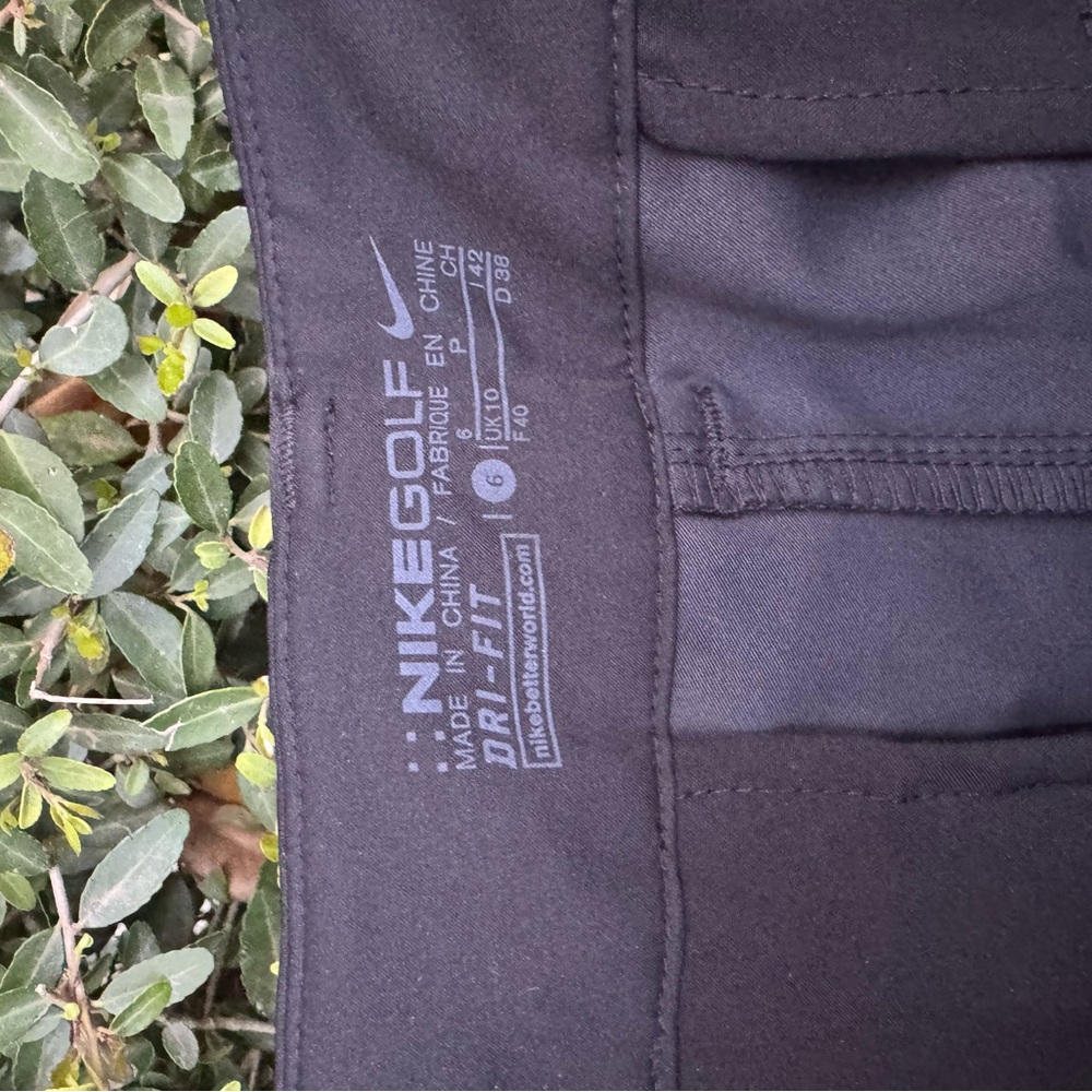 Nike Women's Black golf Shorts - Picture 4 of 7
